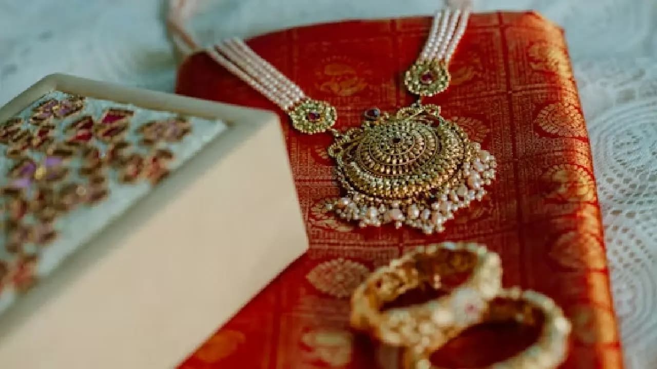 Gold Prices Fall Further in Kolkata and Other Cities Today; Check 22K and 24K Rates for March 20