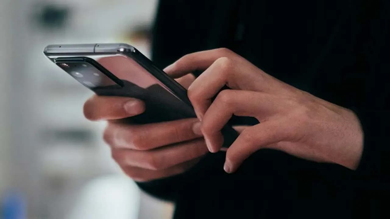 Central government wants to put Aadhaar app on every new smartphone Samsung and Apple are pushing back