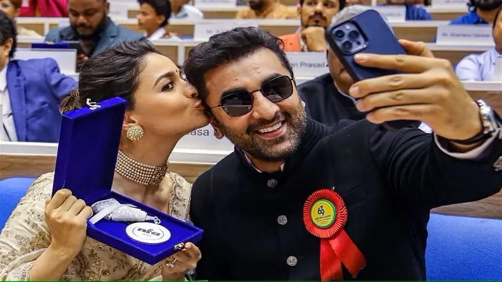 Bollywood: বিয়ের শাড়ি-গয়নায় সেজে জাতীয় পুরস্কার মঞ্চে আলিয়া! ৩০ বছর পরে ‘ঘর ওয়াপসি’ সন্দীপার