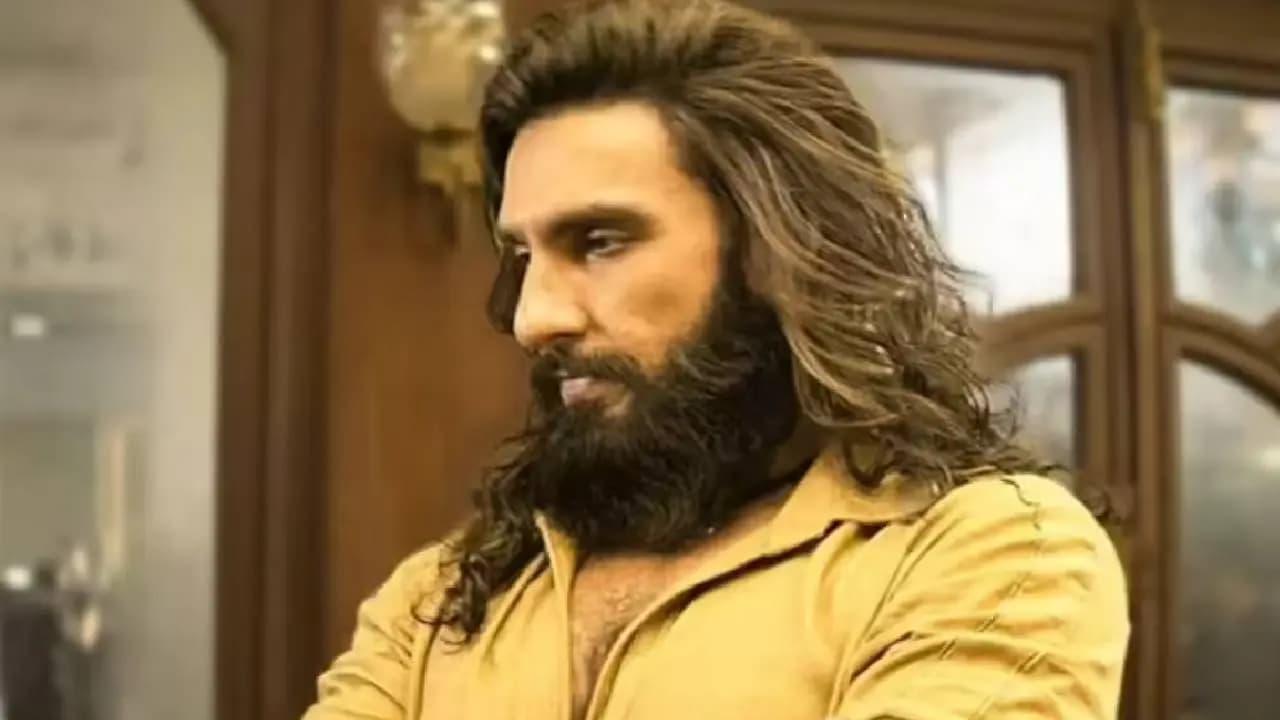 Ranveer Singh’s Dhurandhar 2 Screening Vandalized in Canada; Cinema Screen Torn by Mob