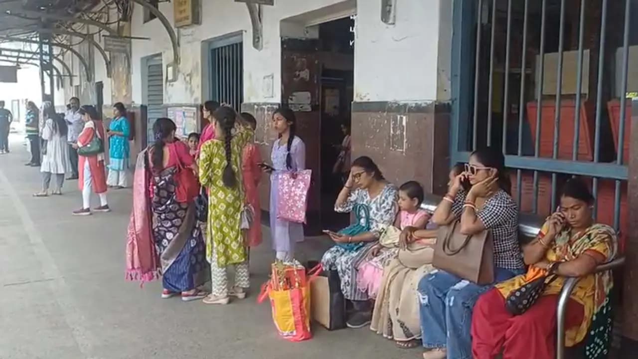 Howrah Main Line Train Services Disrupted Near Bandel Due to Overhead Wire Snag