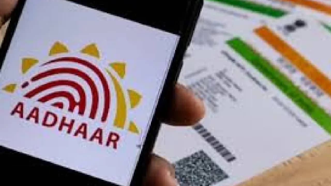 Apple and Samsung Oppose Government Proposal to Pre-install Aadhaar App on New Smartphones in India