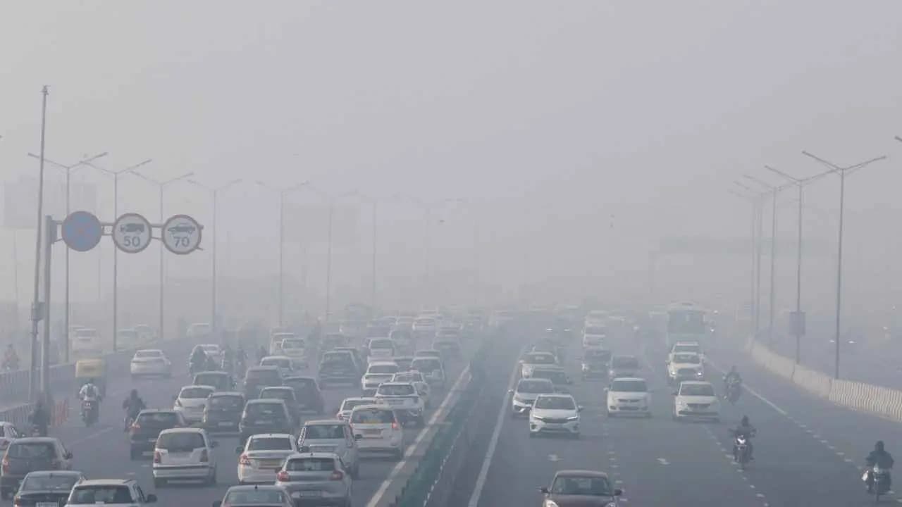 Delhi Air Pollution Capital Wakes Up To Seasons Worst Air Quality, Visibility Drops gnr 