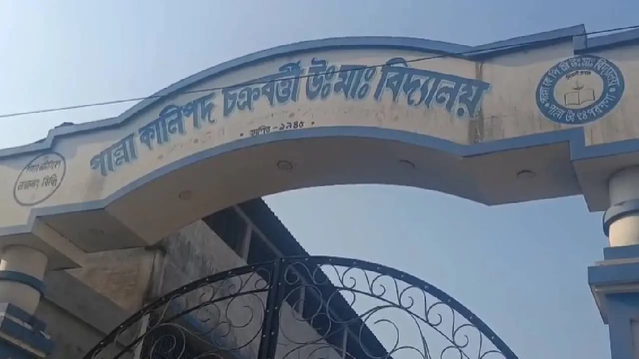 Teachers hold classes in alternative building amid Elctions and Central Forces