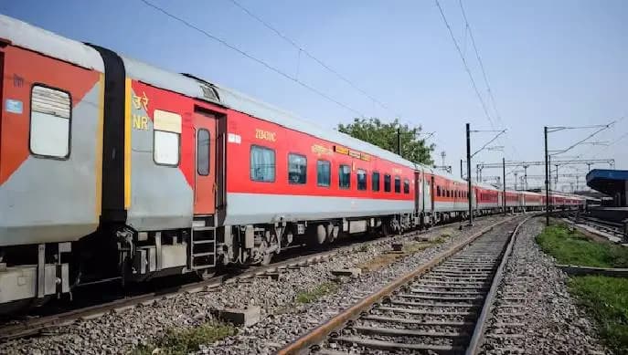 Eastern Railway Stone Pelting Crackdown: 14 Arrested as RPF Enforces Life Imprisonment Penalty