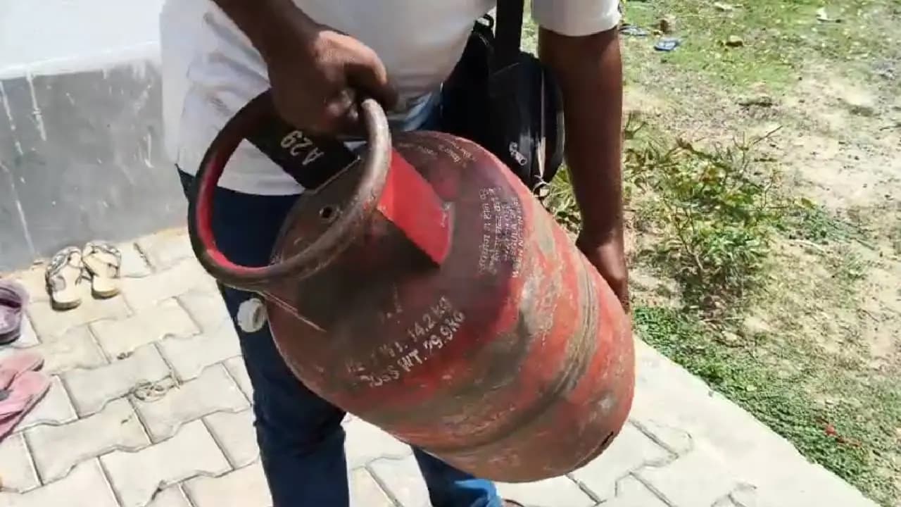 LPG Crisis: Man Alleges LPG Gas Cylinder Filled With Water Delivered At home in Hooghly 