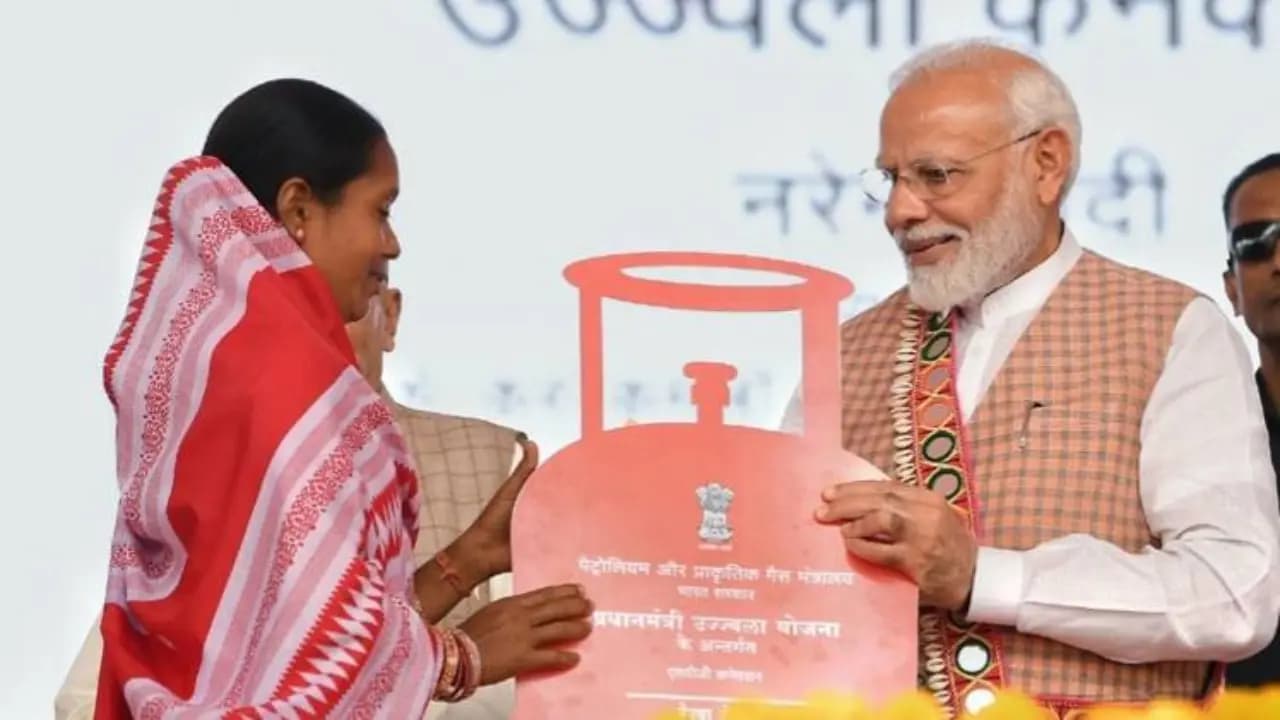 PM Ujjwala Yojana: 96 Lakh Beneficiaries Did Not Refill LPG Cylinders in FY25, IOCL RTI Reveals