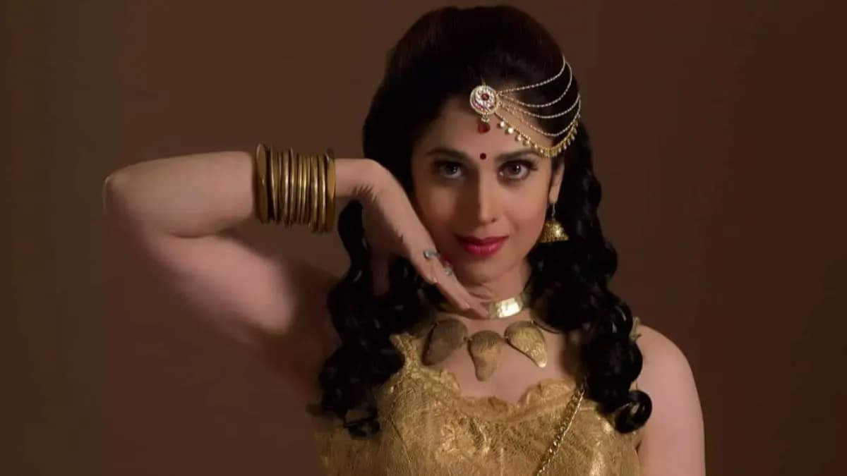 কোন জনপ্রিয় পরিচালকের ‘বিশেষ’ প্রস্তাবে হাউ হাউ করে কেঁদে ফেলেছিলেন মীনাক্ষী শেষাদ্রি? প্রথমবার মুখ খুললেন অভিনেত্রী