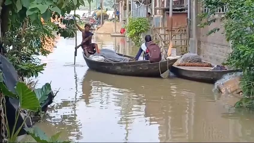 ডিভিসির ছাড়া জলে জলমগ্ন হুগলির একাংশ, কোমর জলে বাড়িঘর, নৌকো করে চলছে কাজ