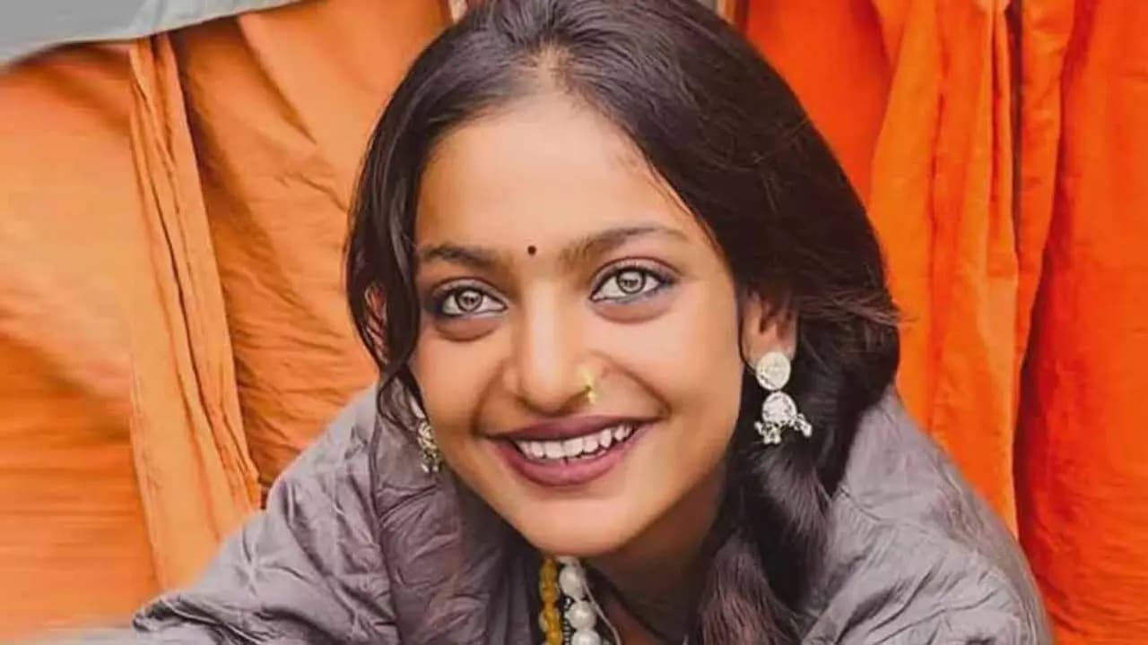 Mahakumbh Girl Monalisa Bhonsle claims she is physically harrased by director sanoj mishra