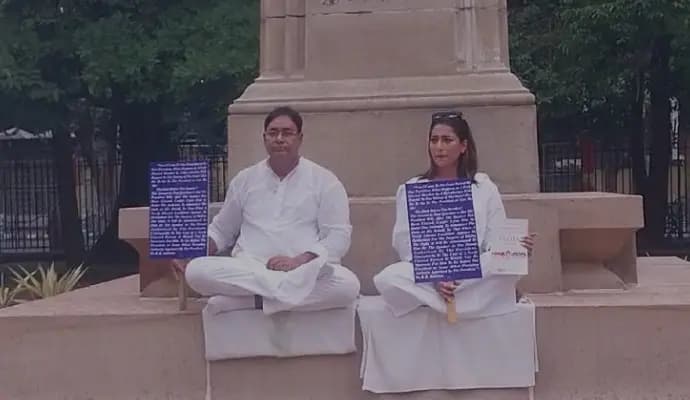 Sayantika Banerjee and Rayat Hossain protest outside the assembly