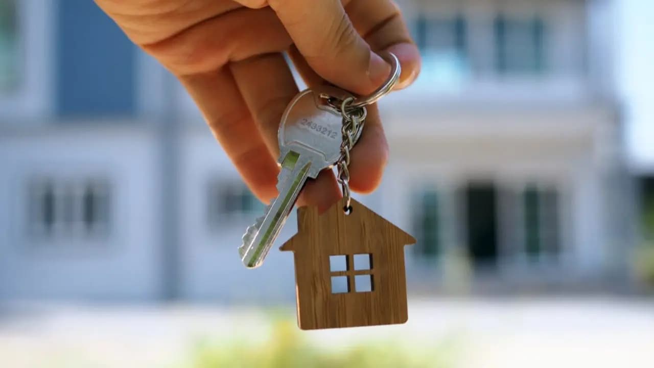 Couple moves from rented house to a hotel and saves 11 lakh dollar