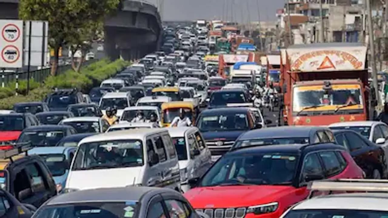 45 Minutes to Cover Just four km A Grueling Commute to the Office Indian Entrepreneurs Advice Goes Viral