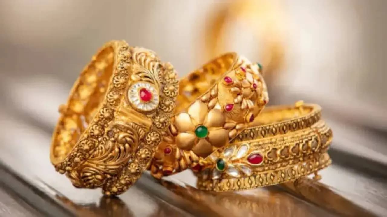 সোনার দামে বড় বদল। প্রতি ১ গ্রামে ১ টাকা করে বেড়েছে দাম। যদিও হলুদ ধাতুর দাম বেশ কয়েকদিন ধরেই কমতির দিকে।