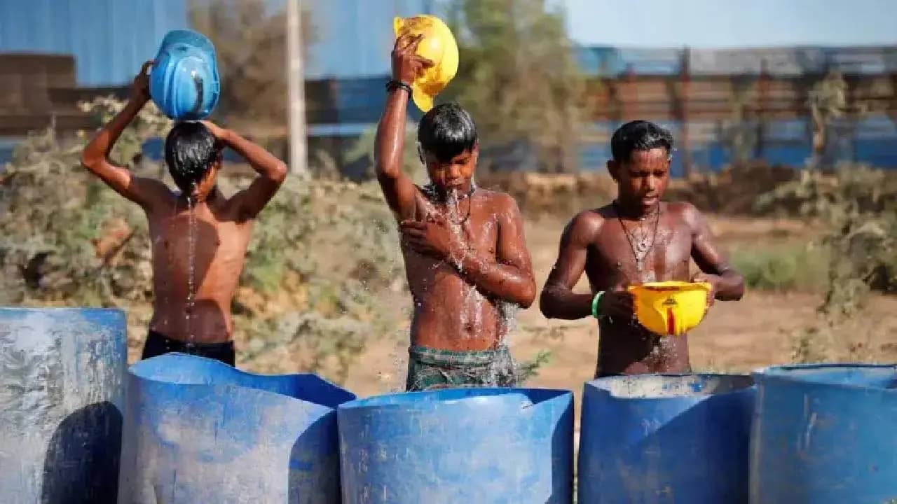 তাপমাত্রা বাড়ছে। শুক্র ও শনিবার তাপমাত্রা আরও বাড়ার ইঙ্গিত দিয়েছে হাওয়া অফিস। 