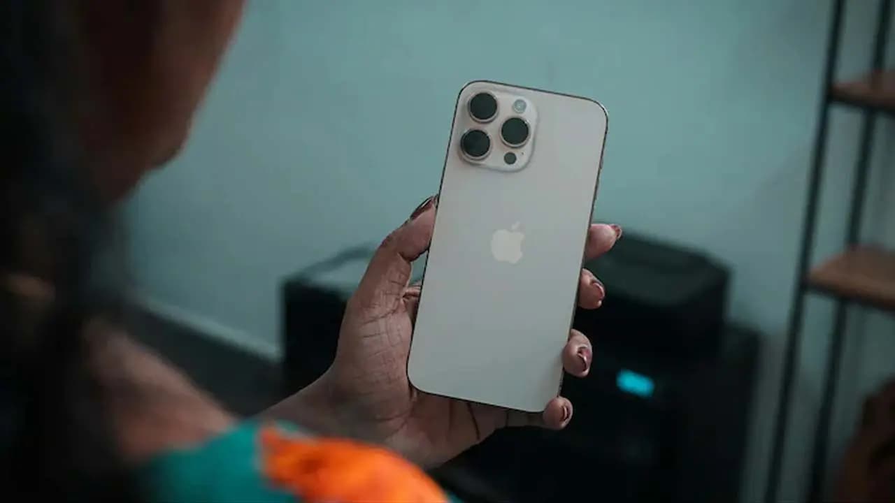 IPL Match Theft Racket Busted In Bengaluru 75 Phones Recovered