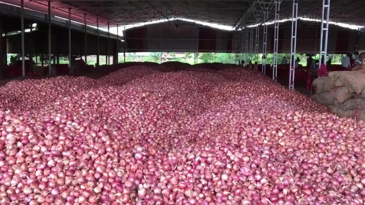 Iran war ciris in india: onions are being sold at the price of water