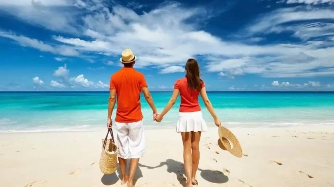 How to stay safe at the sea while enjoying beach vacations