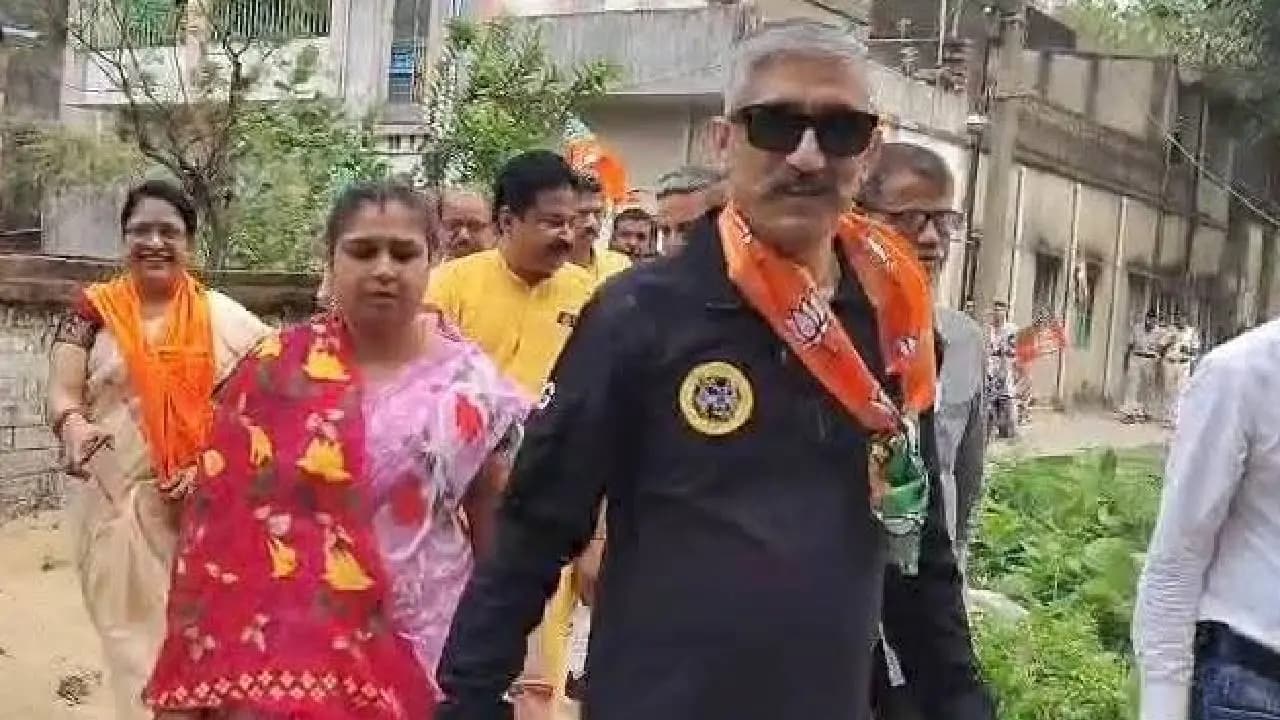 BJP-candidate-campaigns-wearing-nsg-like-uniform-controversy