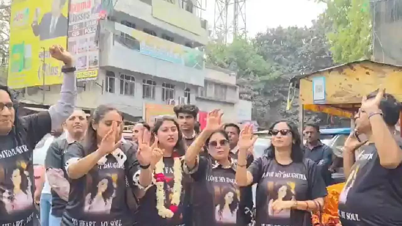 Viral Video: Meerut Father Celebrates Daughter Divorce Outside Court