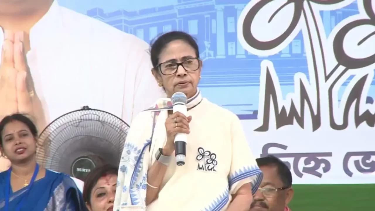 Mamata Banerjee slams PM Modi amid Pakistan Defense Minister remark on Kolkata