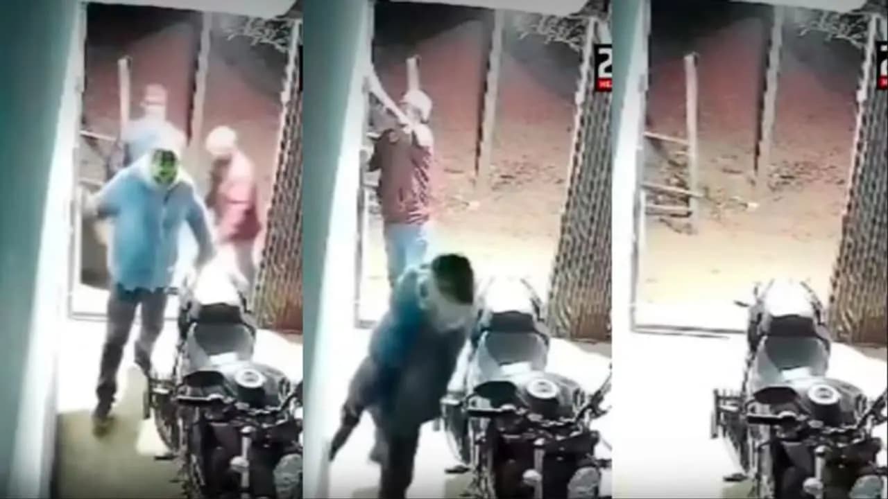 Viral video of theives mistakenly pressing door bell and elopes