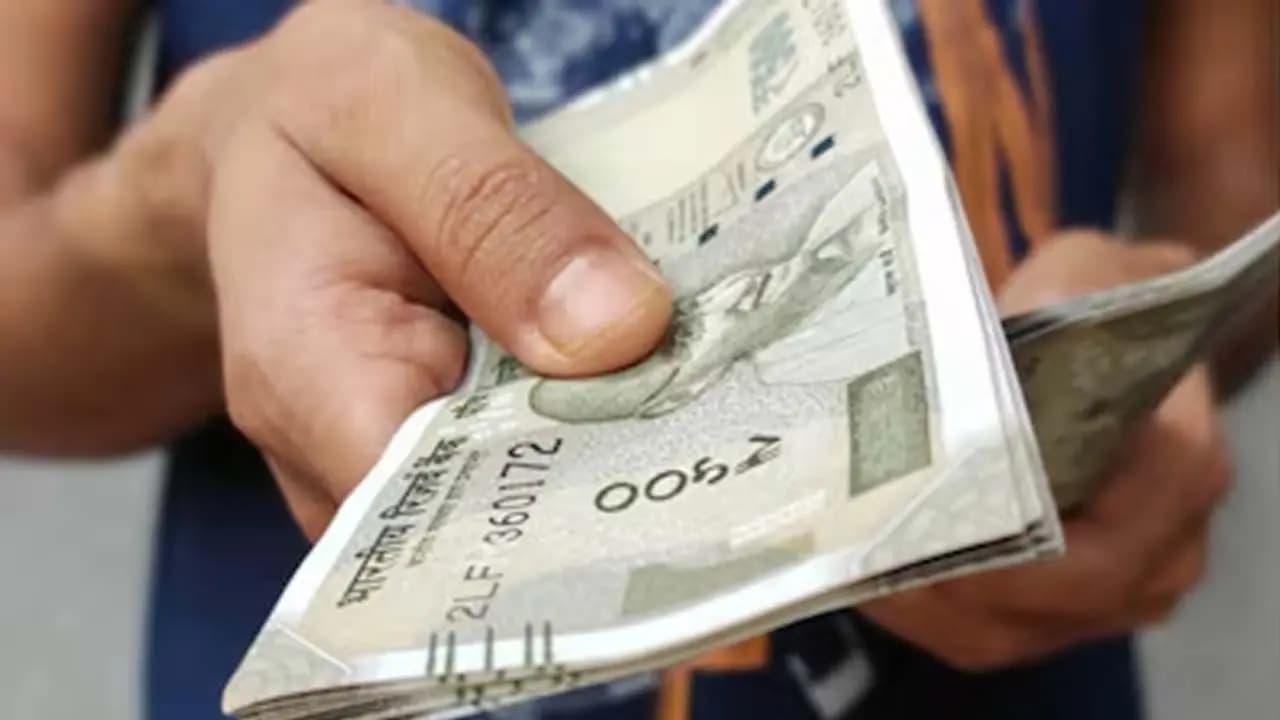 Delay in the Centres announcement regarding the DA hike What obstacles are fueling growing anxiety among central government employees and pensioners