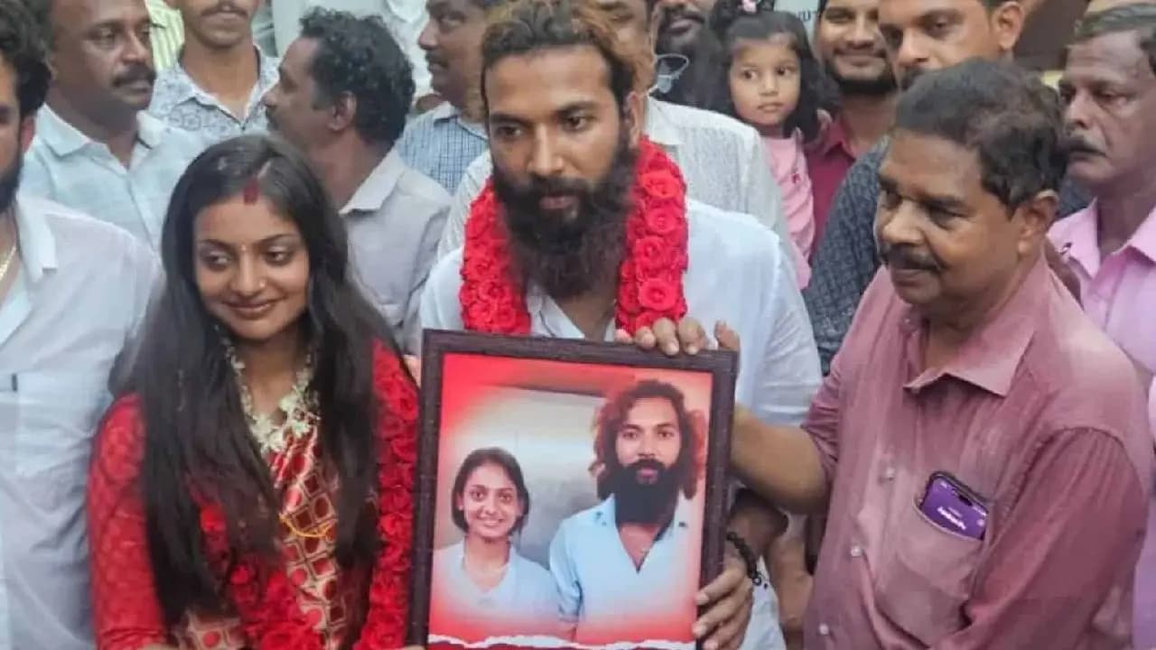 Mahakumbh Viral Girl Monalisa Under Age Marriage Controversy create big problem