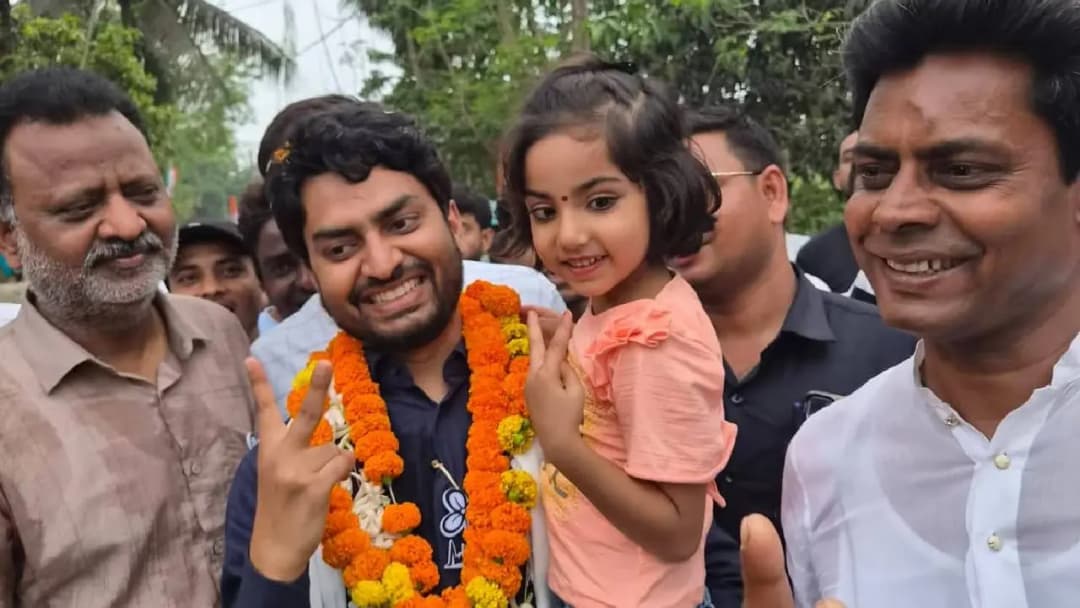 গ্রামীণ হাসপাতালকে সুপার স্পেশালিটি হাসপাতালে উন্নীত করার লক্ষ্য নিয়ে প্রচার করছেন এই চিকিৎসক প্রার্থী