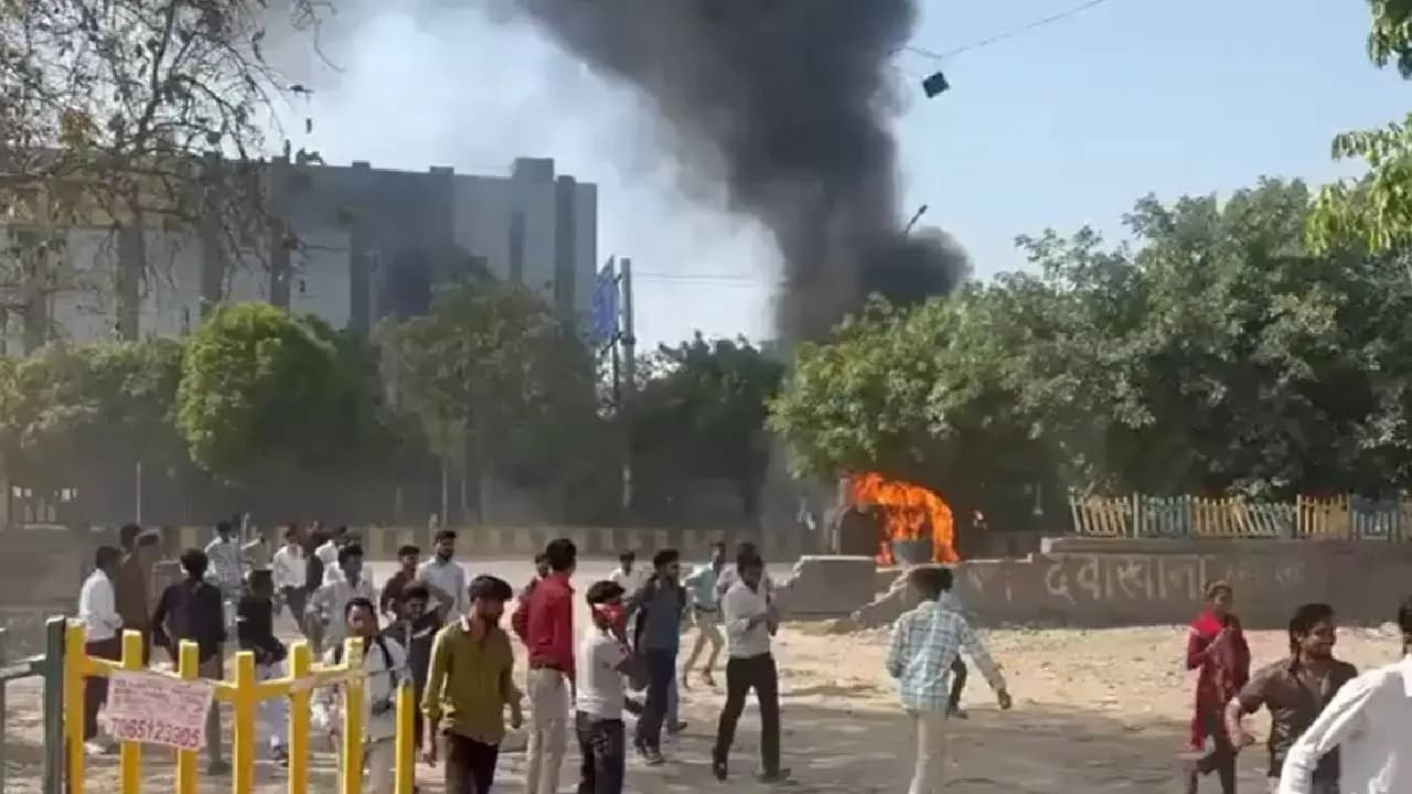 Pay Hike to scheduled week off: What demands did the protesters make in midnight meeting after Noida Protest