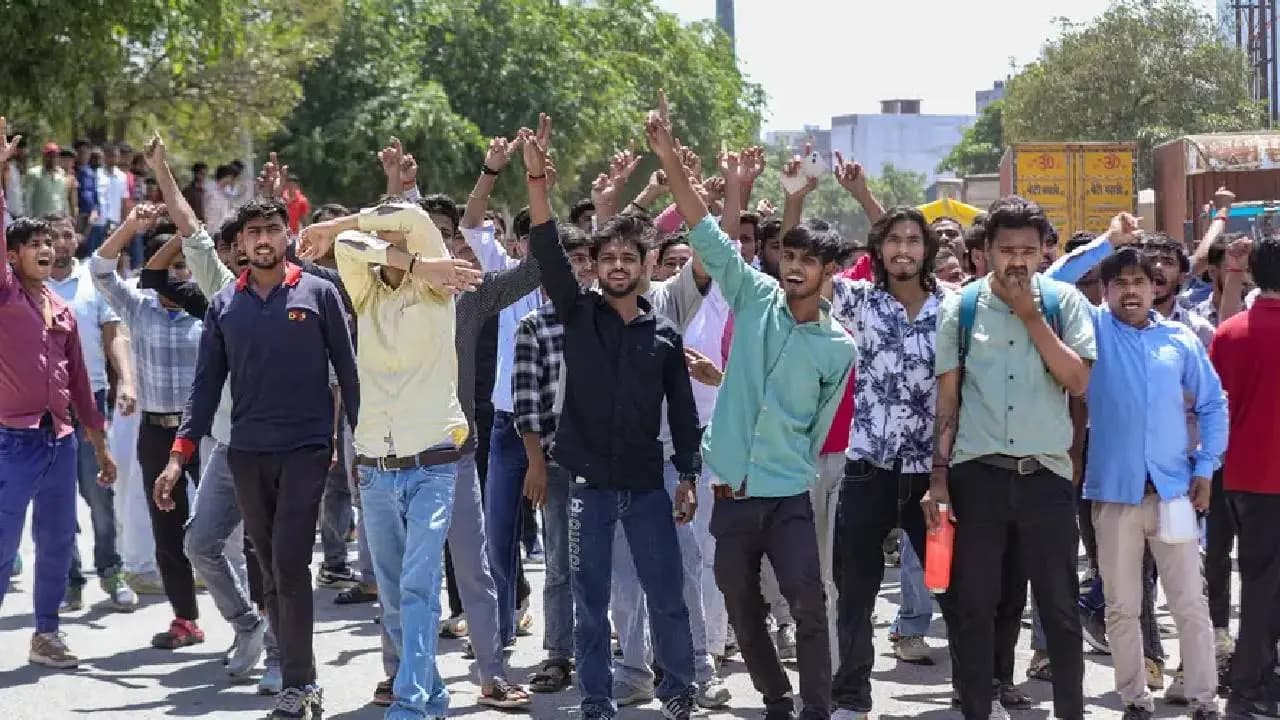 Fresh protest in Noida as workers protesting over low wages 