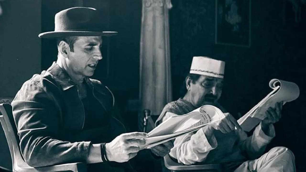 Akshay Kumar s emotional tribute to late Asrani and Shares picture from Bhooth Bangla set