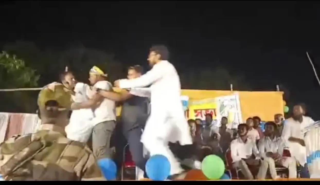 West Bengal Election 2026: Youth Attacks Humayun After Storming the Stage at Election Rally in Nowda