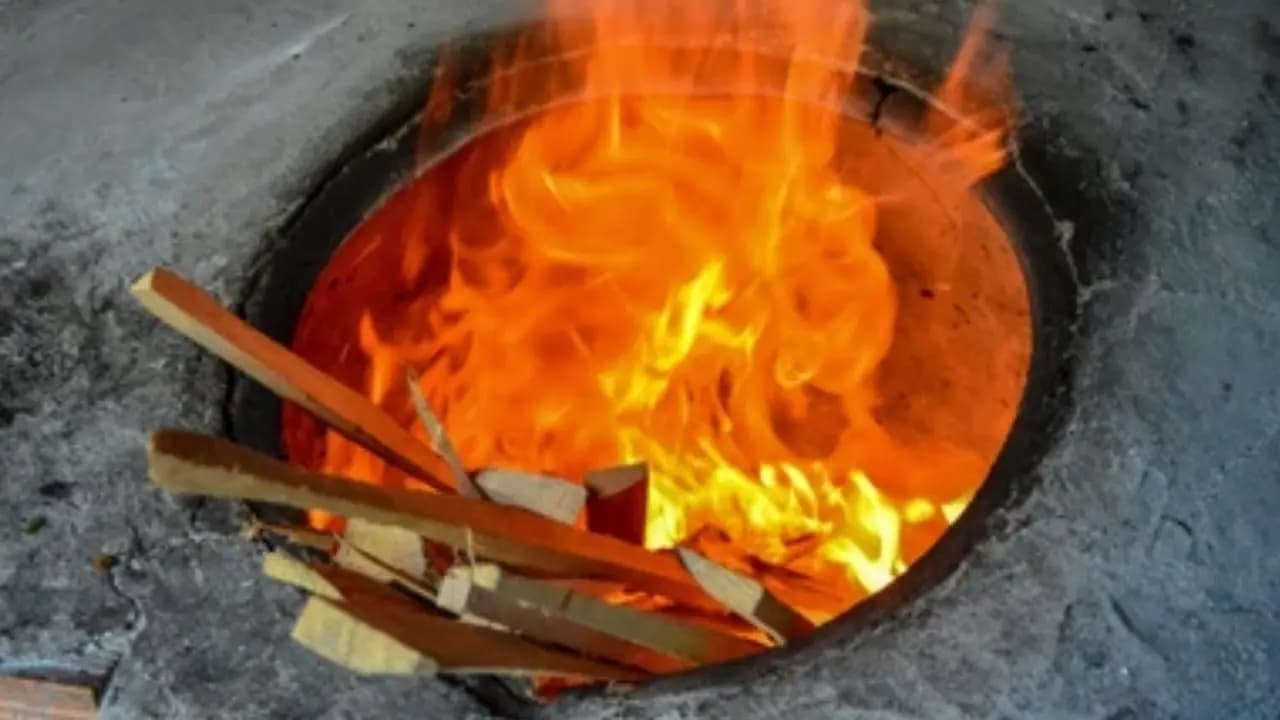 Caterer throws a child into a burning tandoor for the crime of eating a small rasgulla