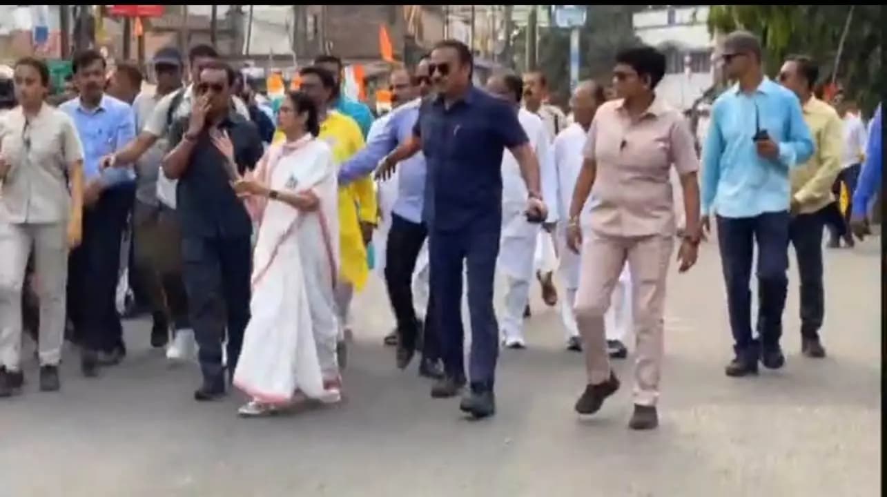 West Bengal Election 2026: Fans and followers all on a sudden pulled the hand of Mamata Banerjee in Burdwan