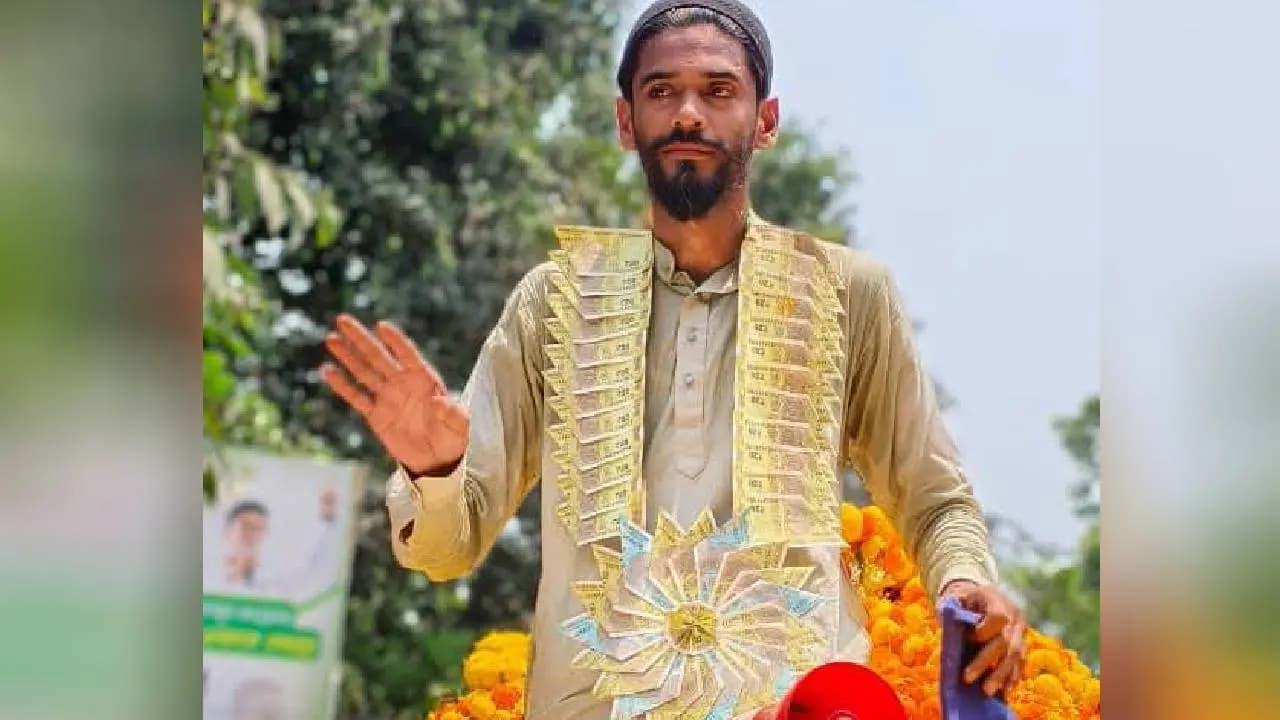 Nawsad Siddiqui of ISF garlanded with money during his election campaign