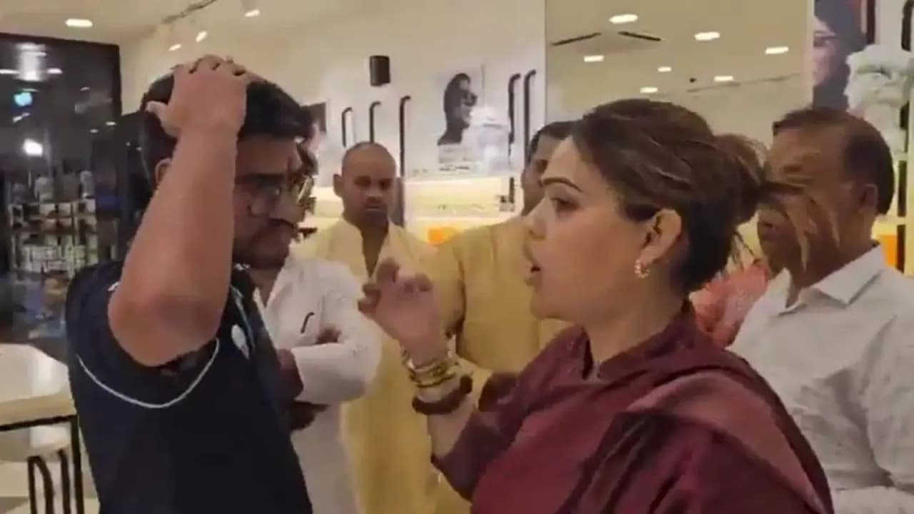 BJP Muslim Leader enters Lenskart Store at Mumbai, applies Tilak on staffs 