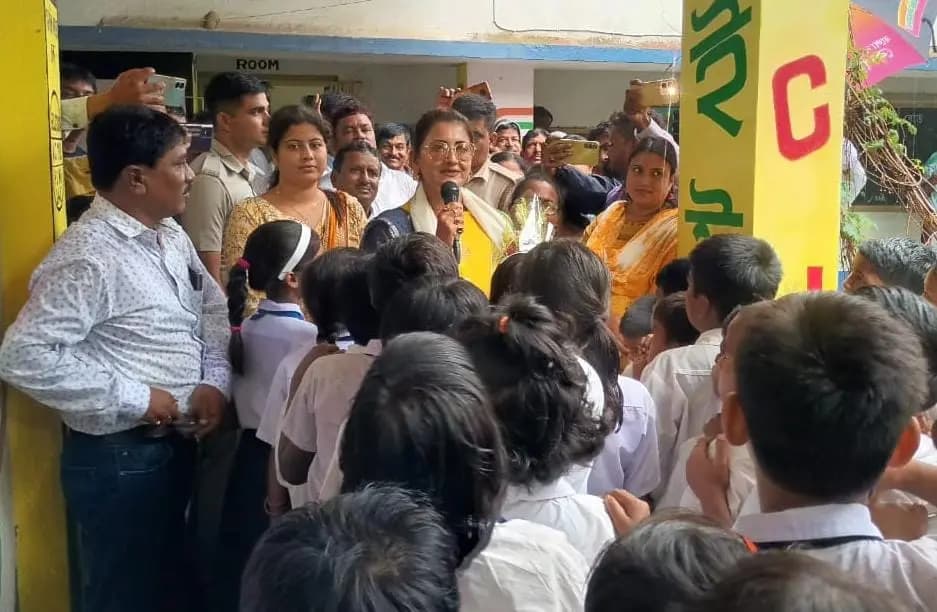 সাংসদ পৌঁছন পান্ডুয়া গ্রামীন হাসপাতালে। হাসপাতাল চত্ত্বর ঘুরে দেখার পর সাংসদ রচনা ব্যানার্জি চিকিৎসক মনিশঙ্কর মুখার্জিকে বলেন, "এত বড় হাসপাতালে অথচ অপরিষ্কার রয়েছে।