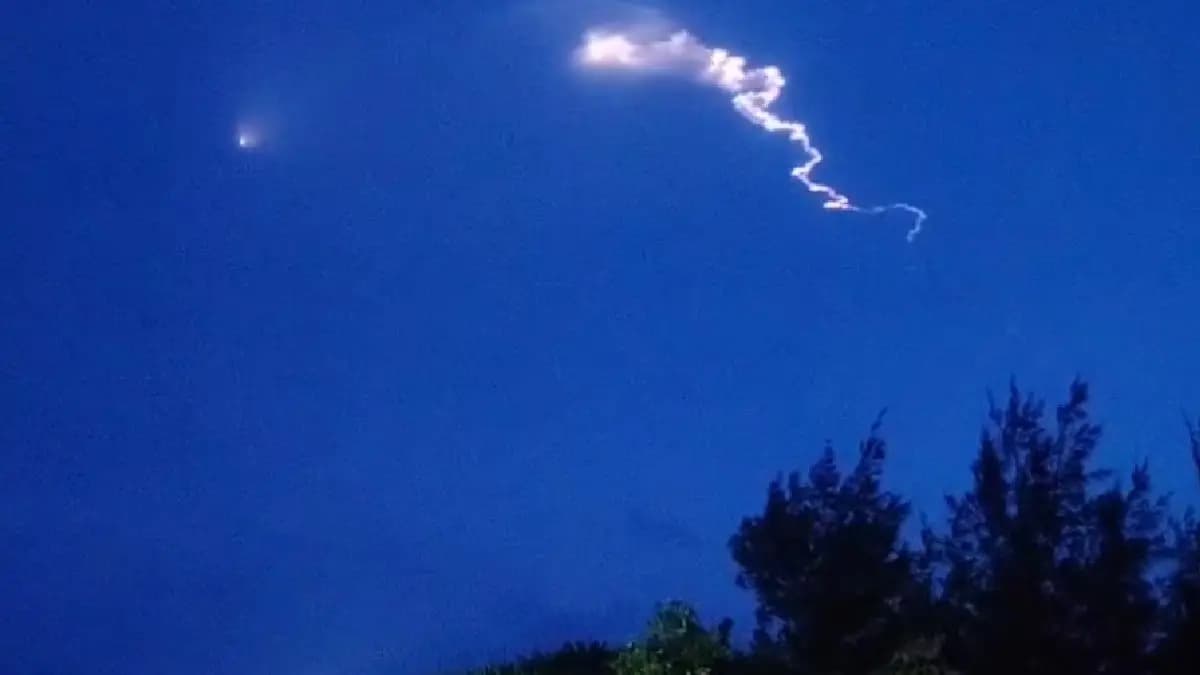 The mysterious light on Digha sky that people think might be the test of Agni 5 missile
