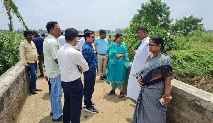 Minister Becharam Manna in Haripal to investigate the flood situation