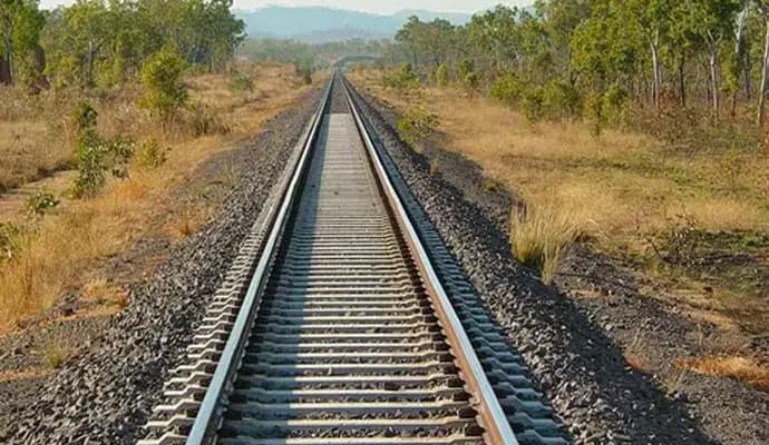 landslide in howrah burdwan main lines, trains running slowly gnr