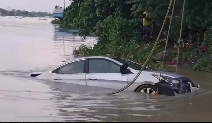 car in motion falls into river ganga gnr