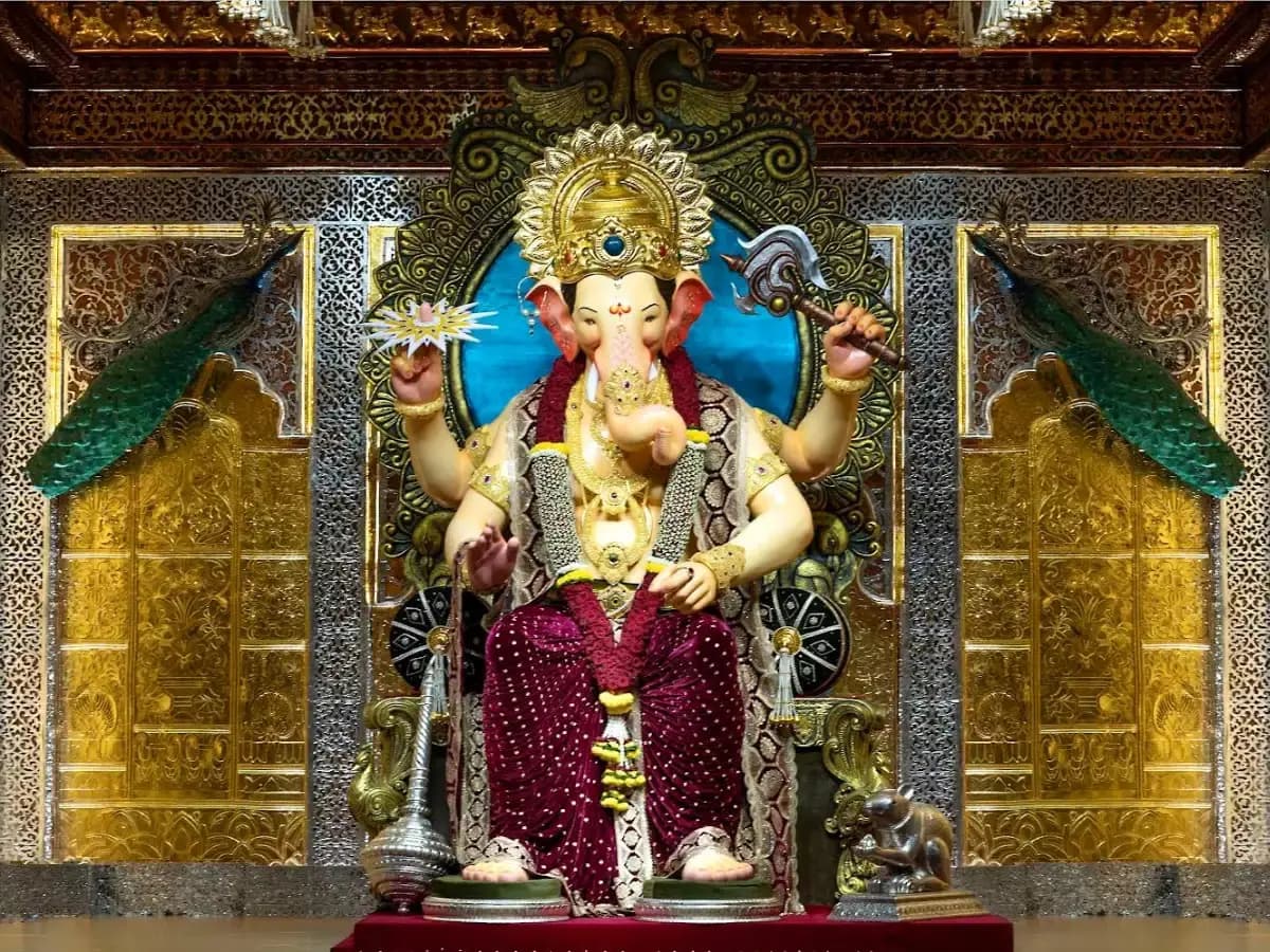 anant ambani donates 20-kg gold crown to ganesha gnr