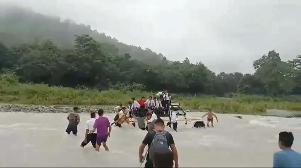School students car stuck in river in kalimpong