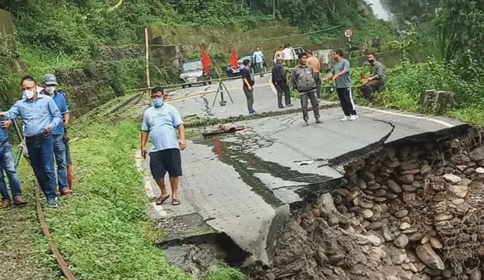 siliguri to gangtok national highway closed for landslide