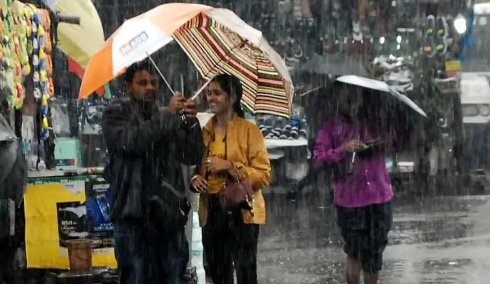 heavy rain forecast in some districts of bengal