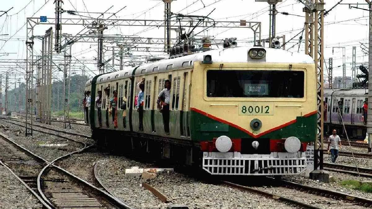 Down bangaon local derails while entering dum dum station