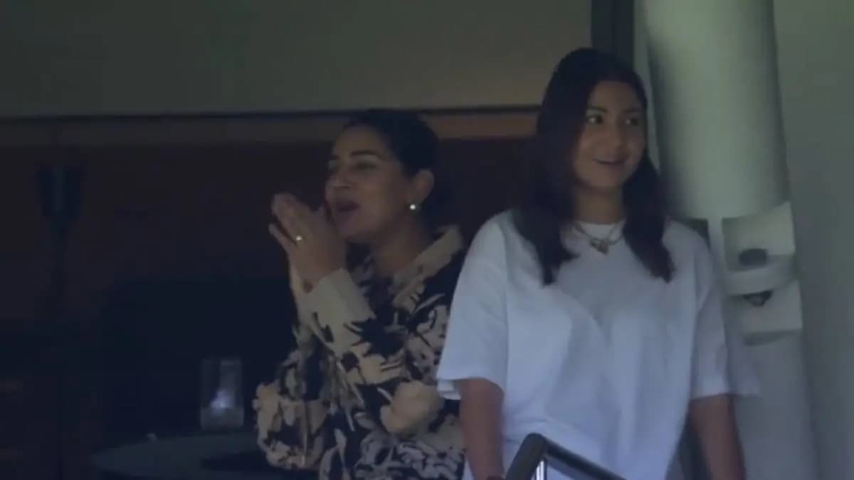 Anushka Sharma and Sanjana Ganesan s Reaction Viral As India Break Australia s 10th Wicket Stand spt