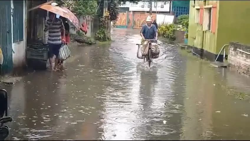 শুধু পীরতলা নয় সঙ্গে ধরমপুর, ইঞ্জিনিয়ার বাগান, নবাব বাগান সহ একাধিক এলাকার নিকাশি বেহাল