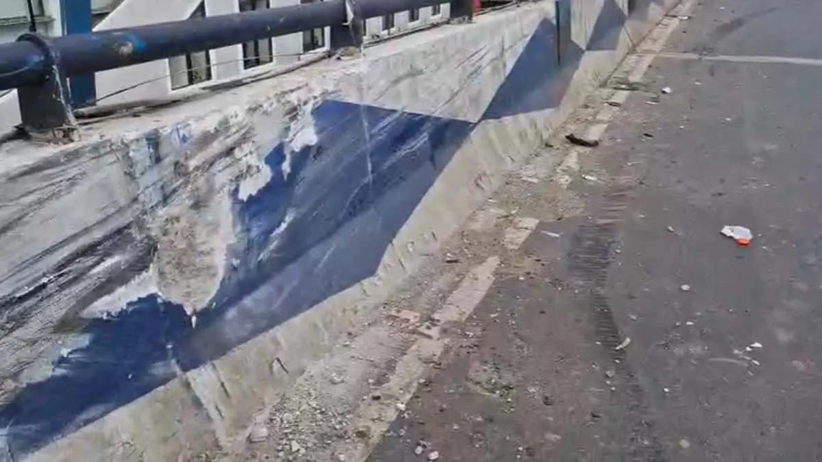 Car overturns on Maa flyover causes accident